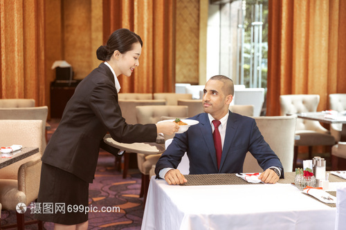 提升酒店餐廳外賓服務 專業上菜流程與酒店管理策略